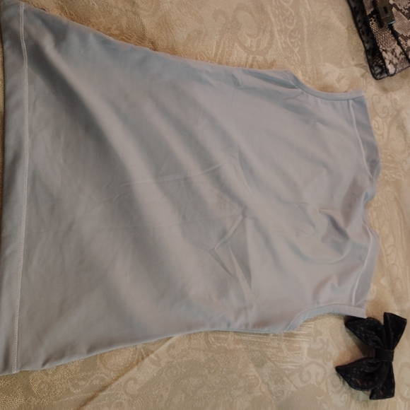 ALO Yoga Light Gray Sleeveless Blouse - Picture 2 of 5